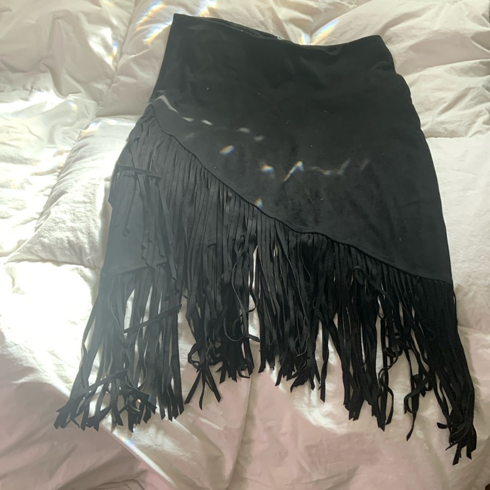 Ladies 10 bisou bisou fringe faux suede skirt.